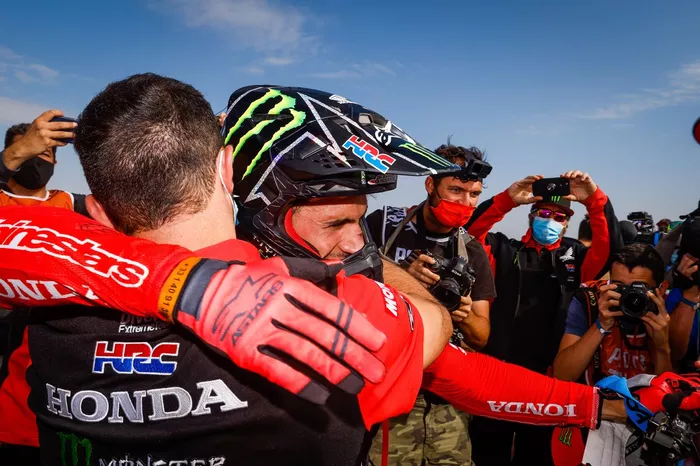 #47 Monster Energy Honda Team: Kevin Benavides celebra con el equipo
