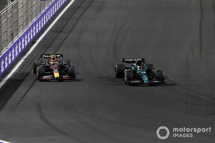 Fernando Alonso, Aston Martin AMR23, lucha con Sergio Pérez, Red Bull Racing RB19