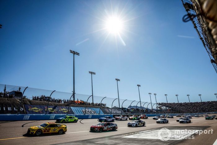 Joey Logano, Team Penske, Shell Pennzoil Ford Mustang, Ryan Blaney, Team Penske, Menards/Dutch Boy Ford Mustang, Chase Briscoe, Stewart Haas Racing, Mahindra Tractors Ford Mustang, inicio