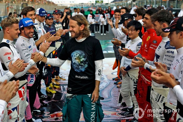 Sebastian Vettel, Aston Martin, es recibido en la parrilla por los demás pilotos para su último Gran Premio