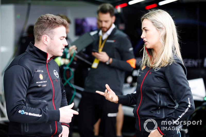 Oliver Rowland, Nissan e.Dams discute avec Carmen Jorda, Nissan e.Dams