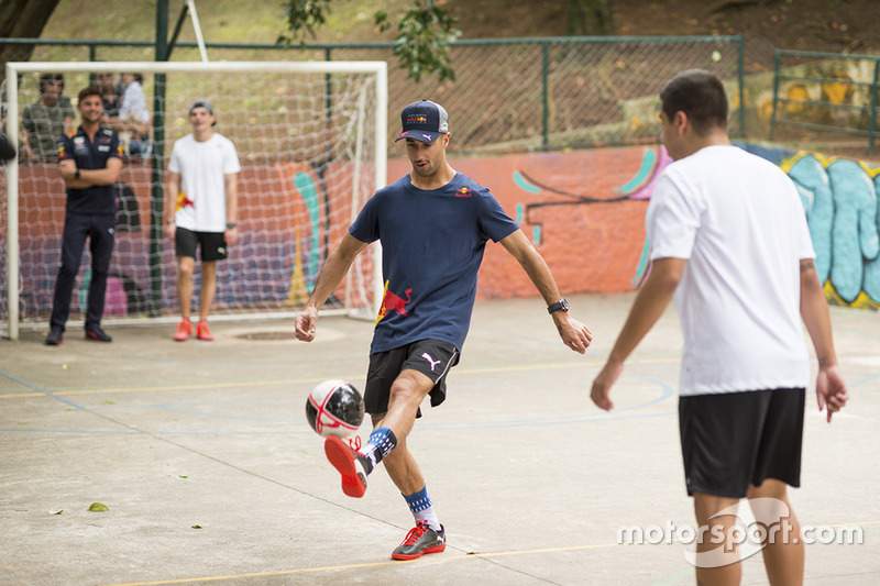 Max Verstappen y Daniel Ricciardo, Red Bull Racing juegan Futsal en Brasil