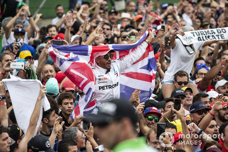 Un fan de Lewis Hamilton, Mercedes AMG F1 avec l'Union Jack