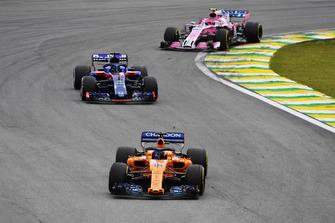 Fernando Alonso, McLaren MCL33 precede Brendon Hartley, Scuderia Toro Rosso STR13 ed Esteban Ocon, Racing Point Force India VJM11