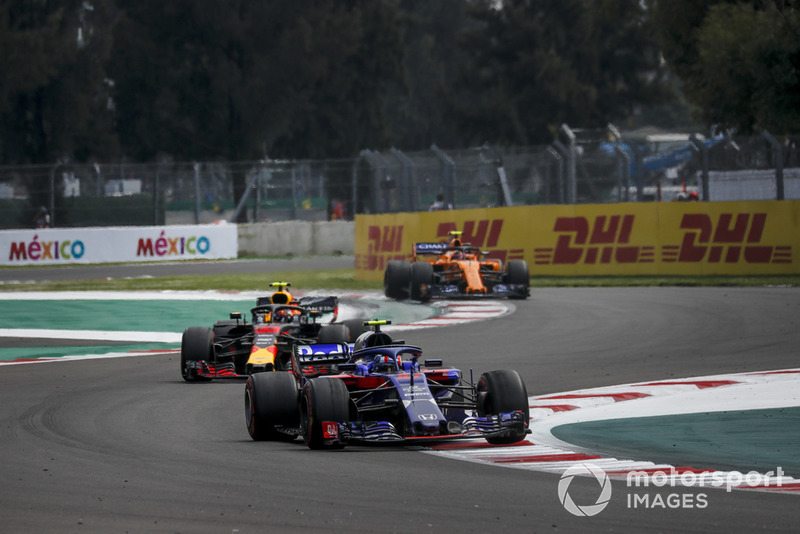 Pierre Gasly, Scuderia Toro Rosso STR13, Max Verstappen, Red Bull Racing RB14 and Stoffel Vandoorne, McLaren MCL33 battle 