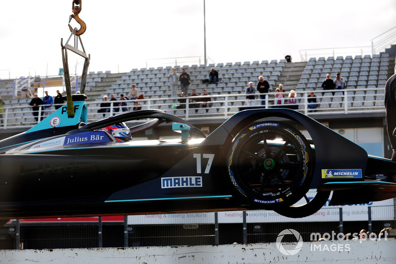 Gary Paffett, HWA Racelab, VFE-05, is recovered by the marshals.