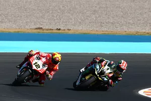 Jonathan Rea, Kawasaki Racing overtakes Xavi Fores, Barni Racing Team