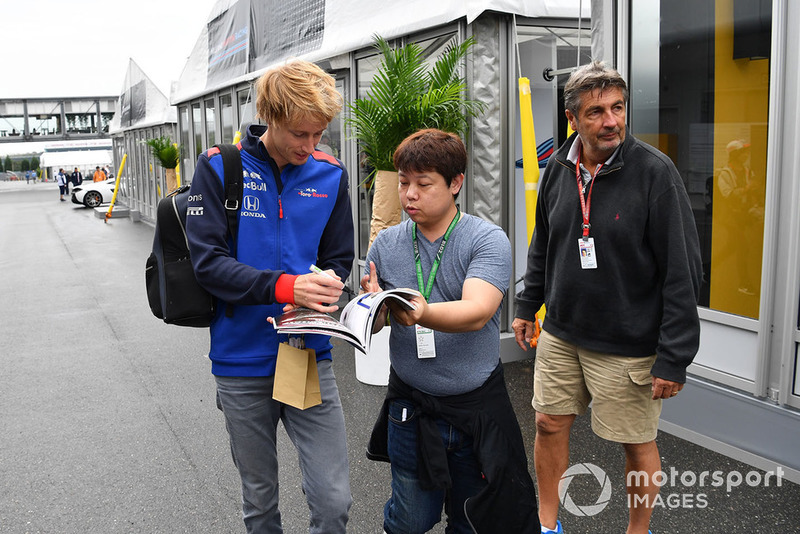 Brendon Hartley, Scuderia Toro Rosso signs autographs for the fans
