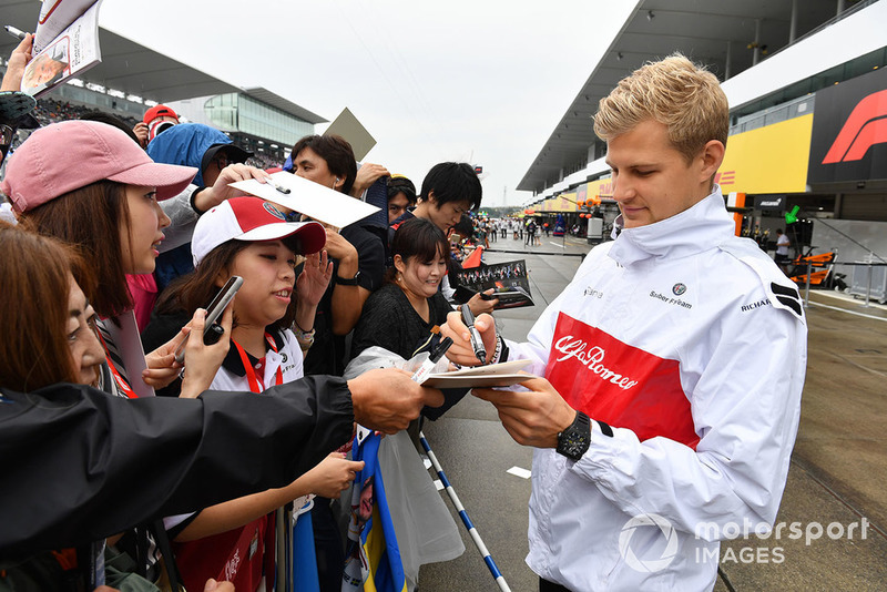 Marcus Ericsson, Sauber signs autographs for the fans