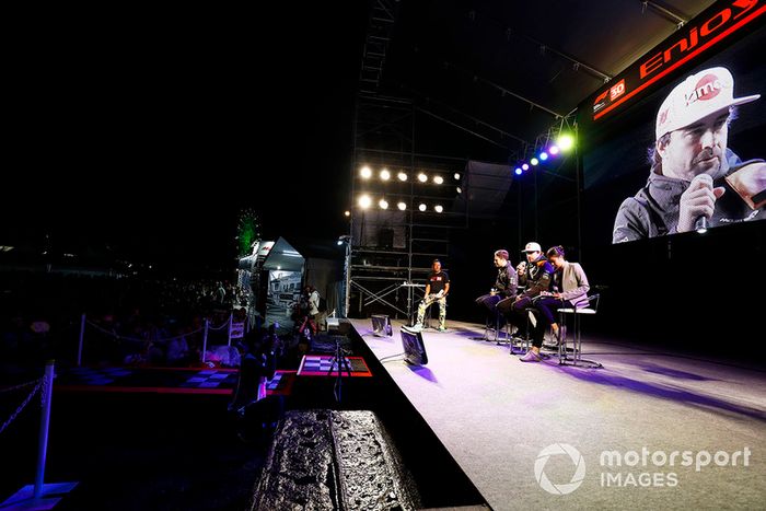 Fernando Alonso, McLaren, y Stoffel Vandoorne, McLaren, en el escenario