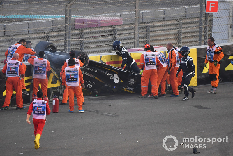 После аварии: Нико Хюлькенберг, Renault Sport F1 Team RS18