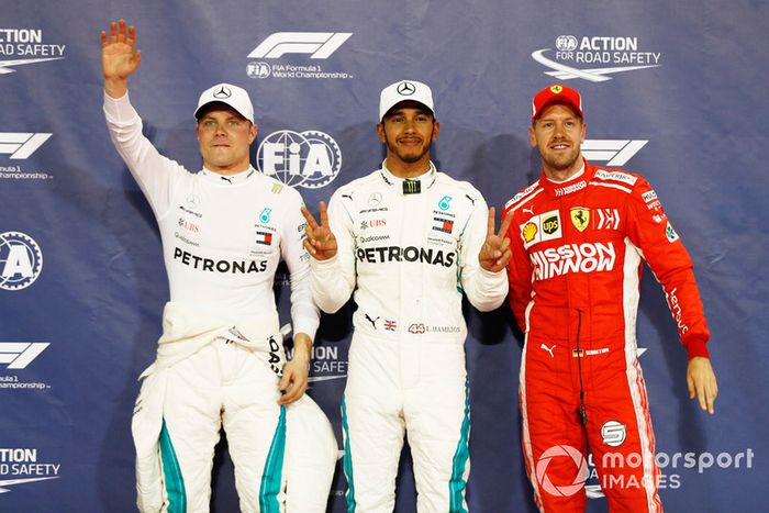 Ganador de la pole Lewis Hamilton, Mercedes AMG F1, segundo Valtteri Bottas, Mercedes AMG F1, y tercero Sebastian Vettel, Ferrari