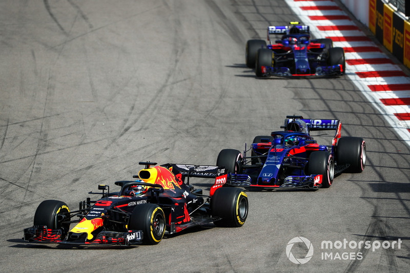 Daniel Ricciardo, Red Bull Racing RB14, lidera a Brendon Hartley, Toro Rosso STR13, y Pierre Gasly, Scuderia Toro Rosso STR13