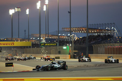 Nico Rosberg, Mercedes AMG F1 W07 Hybrid aan de leiding bij de start