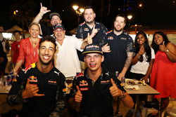 Гонщики Red Bull Racing Даниэль Риккардо и Макс Ферстаппен в продовольственном центре Ньютона