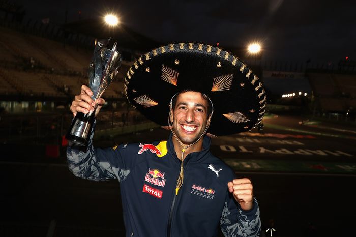 Ricciardo, pese a que no tuvo su tradicional shoey, recogió horas más tarde su trofeo como nuevo tercer clasificado del GP de México