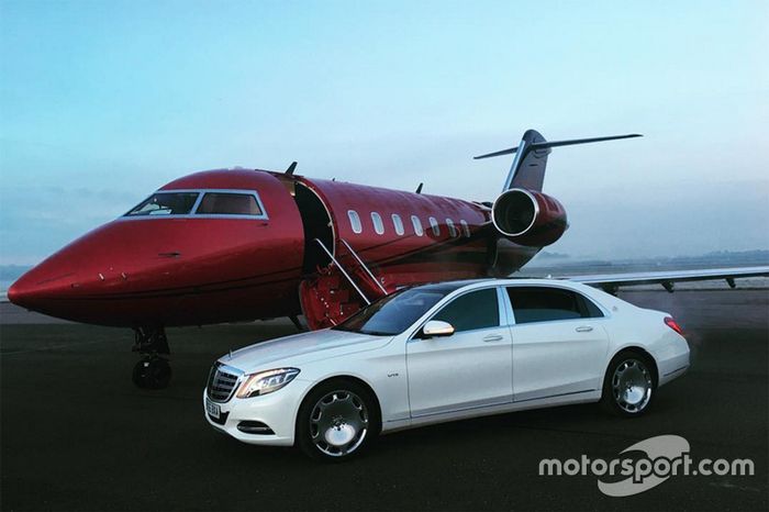 O jato particular do piloto inglês e um de seus carros
