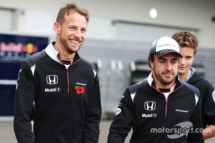 Jenson Button conta o dias para o ano sabático e, enquanto isso, Fernando Alonso vai abrindo vantagem: 13 a 5 para o espanhol, que chegou a perder uma prova no início do ano.