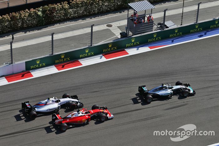 Nico Rosberg, Mercedes AMG F1 Team W07 lidera a Kimi Raikkonen, Ferrari SF16-H y a Valtteri Bottas, Williams FW38