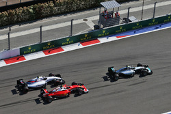 Nico Rosberg, Mercedes AMG F1 Team W07 lidera a Kimi Raikkonen, Ferrari SF16-H y a Valtteri Bottas,