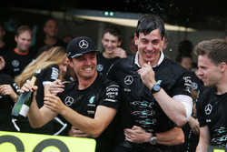 Mercedes отмечает титул Кубке конструкторов: Нико Росберг, Mercedes AMG F1; совладелец и исполнитель