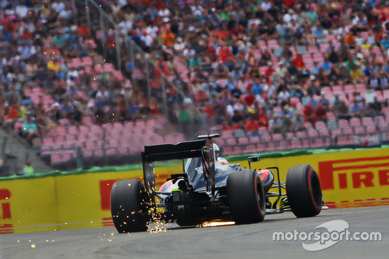 Fernando Alonso, McLaren MP4-31 fa scintille