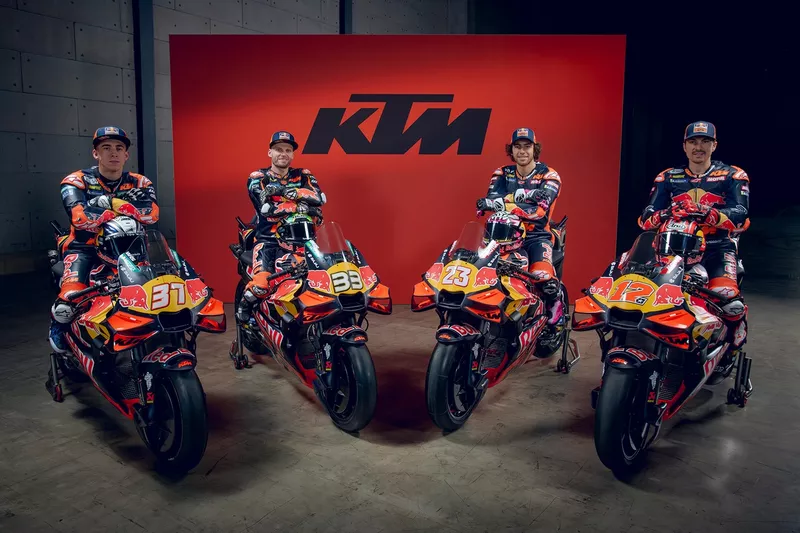 Les KTM de Pedro Acosta, Brad Binder, Enea Bastianini et Maverick Viñales