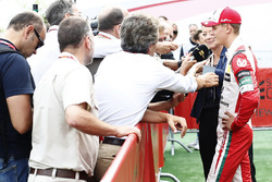 Mick Schumacher mit der Presse