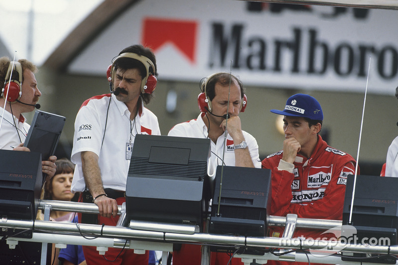 Ayrton Senna, McLaren MP4/4 Honda, sur le muret des stands avec Ron Dennis et Gordon Murray après sa disqualification