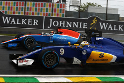 Marcus Ericsson, Sauber C35 and Pascal Wehrlein, Manor Racing MRT05 battle for position