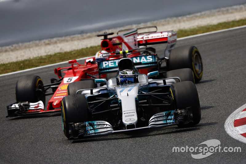 Valtteri Bottas, Mercedes AMG F1 W08; Sebastian Vettel, Ferrari SF70H