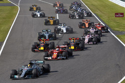 Lewis Hamilton, Mercedes AMG F1 W08, Sebastian Vettel, Ferrari SF70H, Max Verstappen, Red Bull Racing RB13, Daniel Ricciardo, Red Bull Racing RB13, Esteban Ocon, Sahara Force India F1 VJM10, the rest of the field at the start