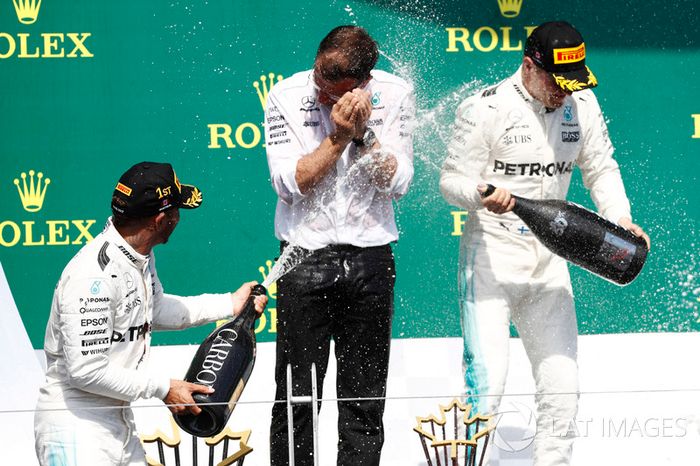 Lewis Hamilton, Mercedes AMG F1, celebra su victoria, Valtteri Bottas, Mercedes AMG F1