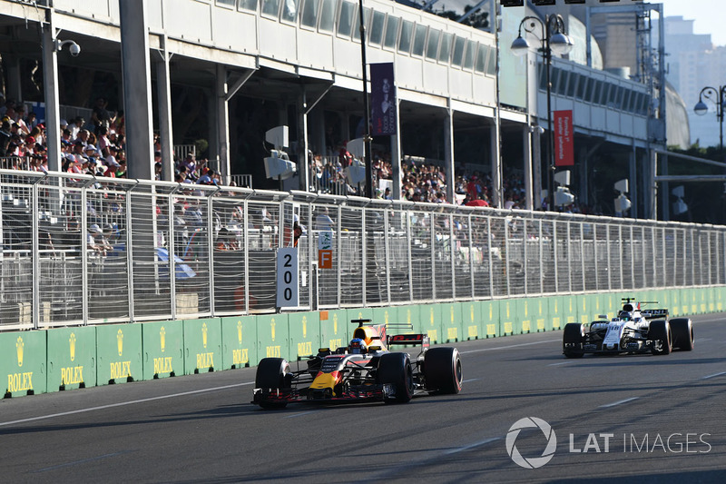 GP do Azerbaijão 2017: Considerada a melhor corrida de 2017, a prova foi marcada pelo "encontro" entre Sebastian Vettel na traseira de Lewis Hamilton na pista.