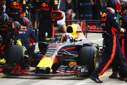 Daniel Ricciardo, Red Bull Racing RB13, pit stop