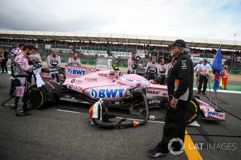 Dr. Vijay Mallya, Force-India-Teambesitzer, am Auto von Esteban Ocon, Sahara Force India VJM10