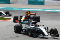 Lewis Hamilton, Mercedes AMG F1 W08, Max Verstappen, Red Bull Racing RB13