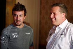 Fernando Alonso e Zak Brown, Executive Director, McLaren Technology Group, annunciano l'accordo per 