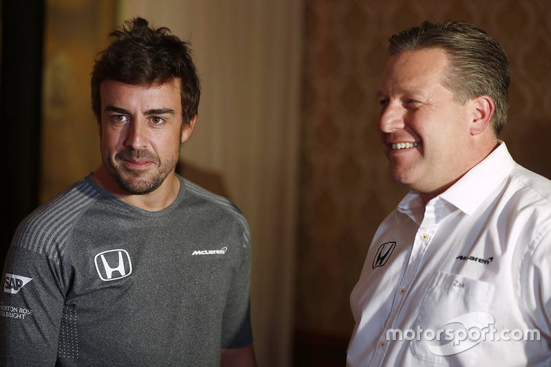 Fernando Alonso e Zak Brown, Executive Director, McLaren Technology Group, annunciano l'accordo per 