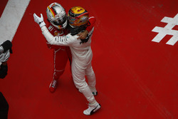 Lewis Hamilton, Mercedes AMG; Sebastian Vettel, Ferrari, feiern im Parc Ferme