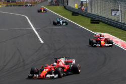 Sebastian Vettel, Ferrari SF70H, devant Kimi Raikkonen, Ferrari SF70H au départ