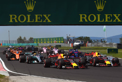 Daniel Ricciardo, Red Bull Racing RB13 en Max Verstappen, Red Bull Racing RB13 bij de start van de race