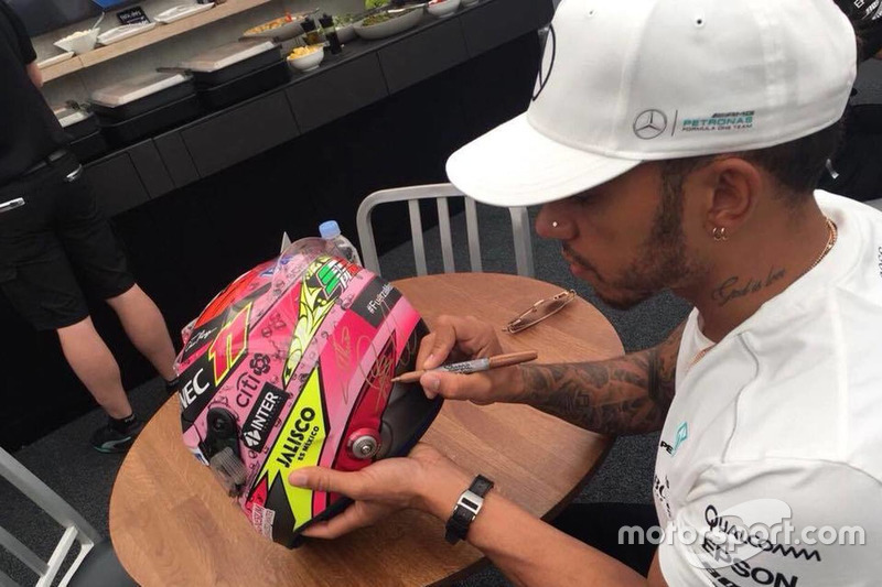 Lewis Hamilton, Mercedes AMG firma el casco de Sergio Pérez para subasta en pro de los afectados por el terremoto en México