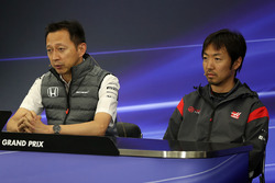 Yusuke Hasegawa, Honda Motorsport Başkanı ve Ayao Komatsu, Haas F1 Mühendisi, basın toplantısında