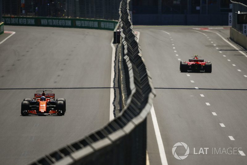 Fernando Alonso, McLaren MCL32, Kimi Raikkonen, Ferrari SF70H