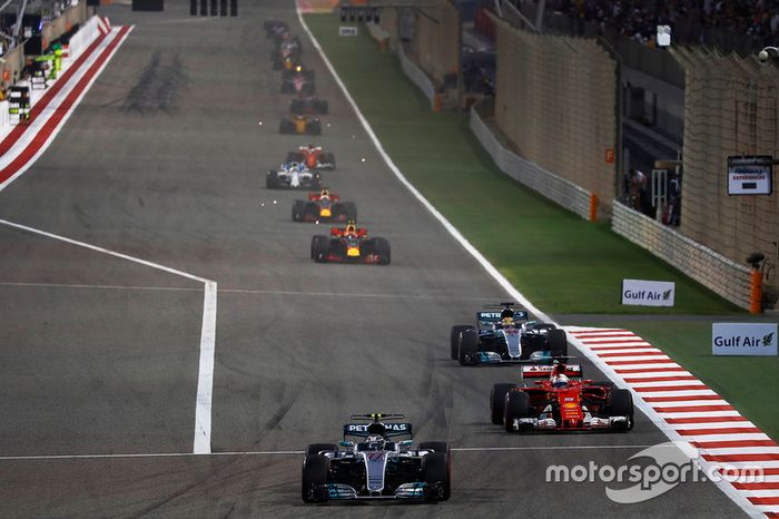 Valtteri Bottas, Mercedes AMG F1 W08, lidera a Sebastian Vettel, Ferrari SF70H, y Lewis Hamilton, Mercedes AMG F1 W08