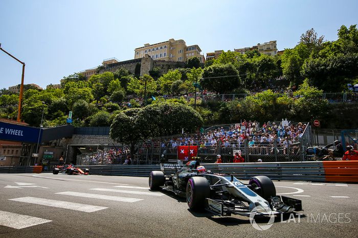 Kevin Magnussen, Haas F1 Team VF-17, Jenson Button, McLaren MCL32