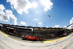 Sebastian Vettel, Ferrari SF70H, Esteban Ocon, Sahara Force India F1 VJM10