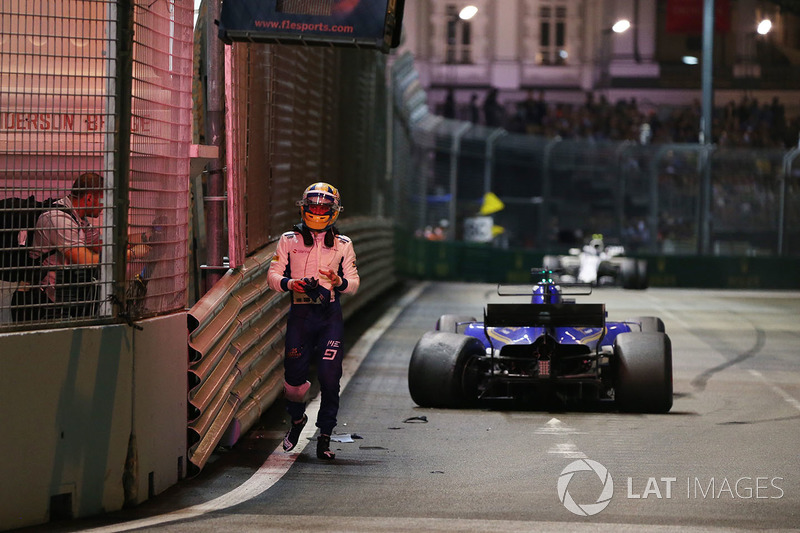 Marcus Ericsson, Sauber C36, geht nach Crash von seinem Auto weg