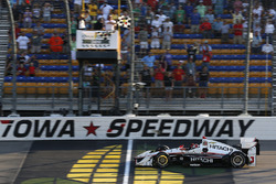 Еліо Кастроневес, Team Penske Chevrolet проїжджає повз картатий прапор